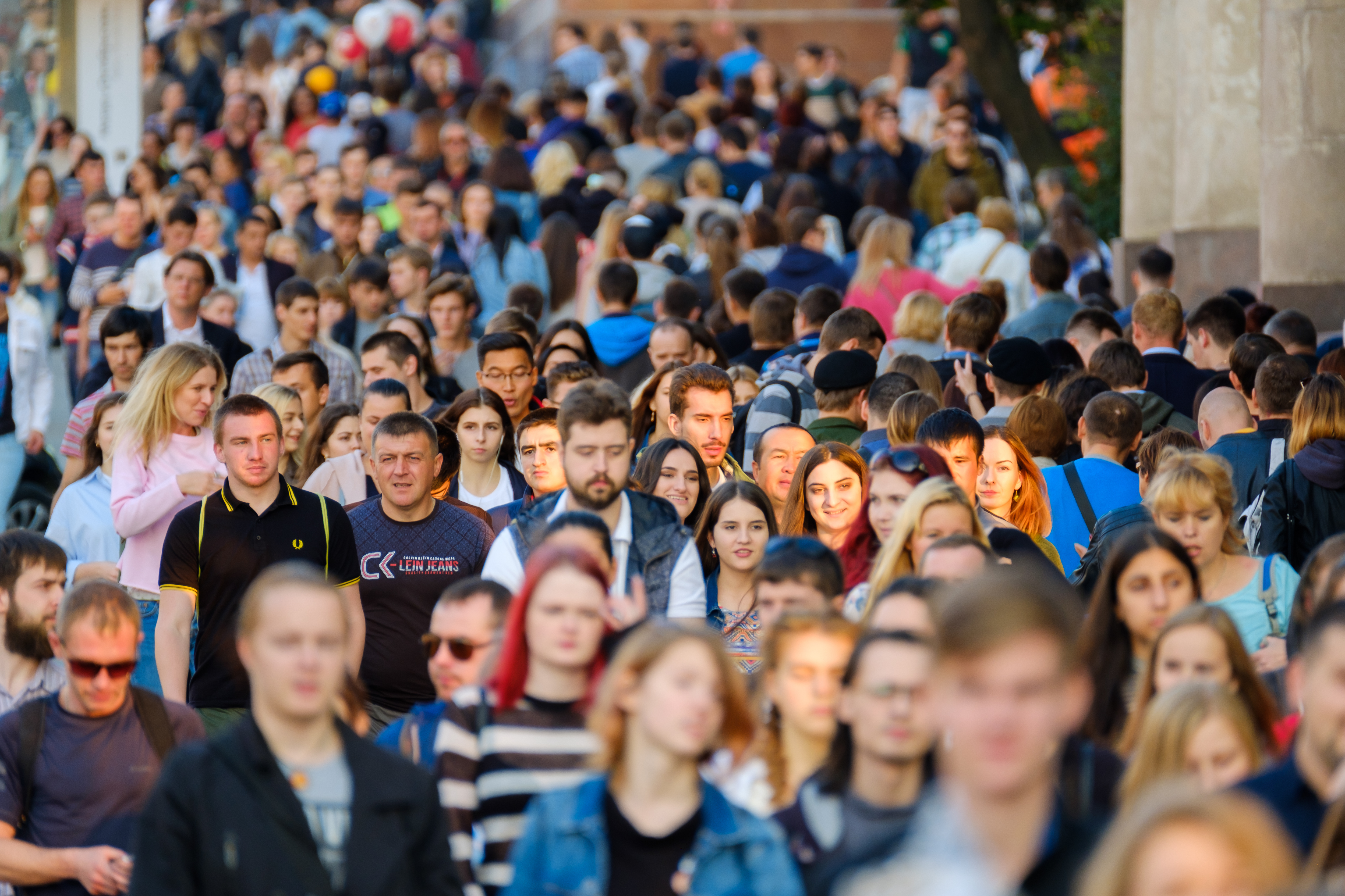 Постоянные общества людей. Много людей. Толпа народа в Новосибирске. Толпа людей в городе Россия. Толпа людей на улице.