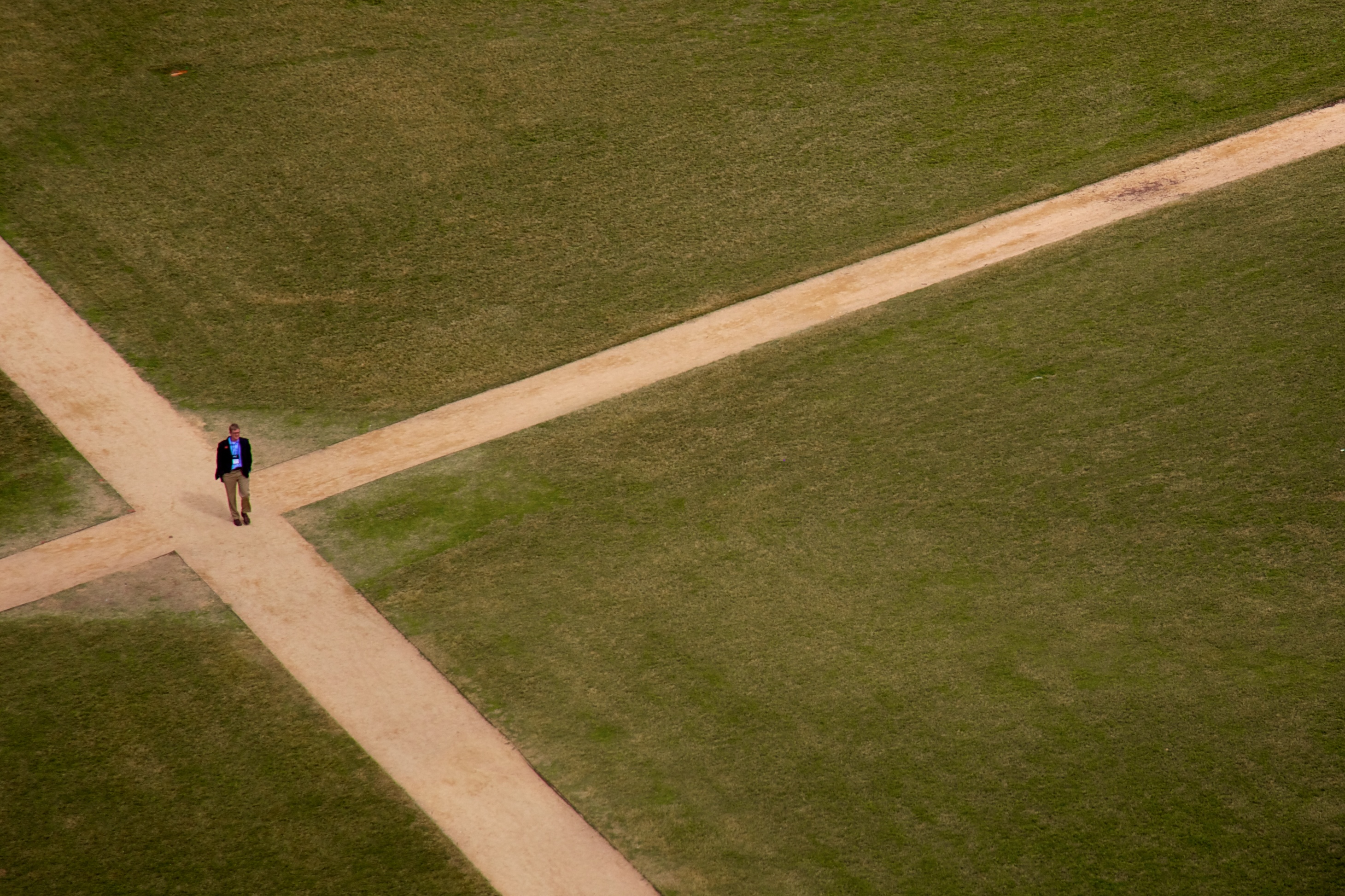 Человек у забора. На перекрестке у забора я стою. На перекрестке у забора я стою. Человек у забора в деревне. Ограждение тротуара.